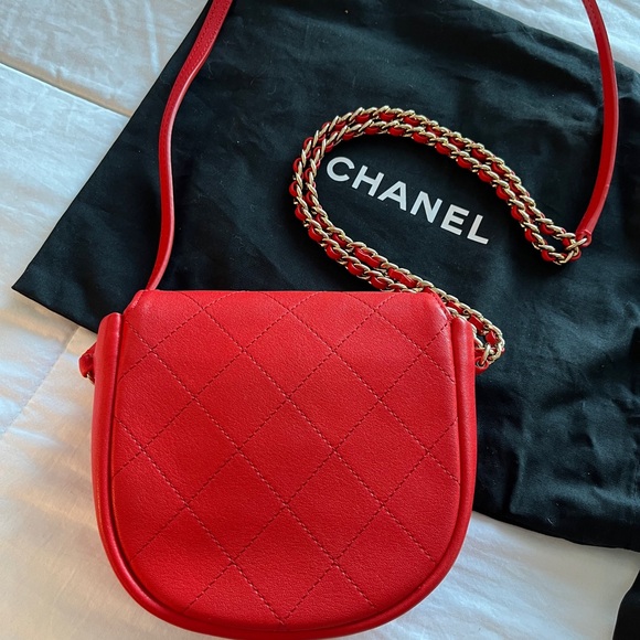 NEW Chanel Messenger Bag Quilted Red Leather Authentic Crossbody Shoulder Purse - Picture 4 of 15